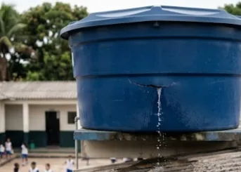 Caixa d'água com vazamento antes do reparo da Ecoplast